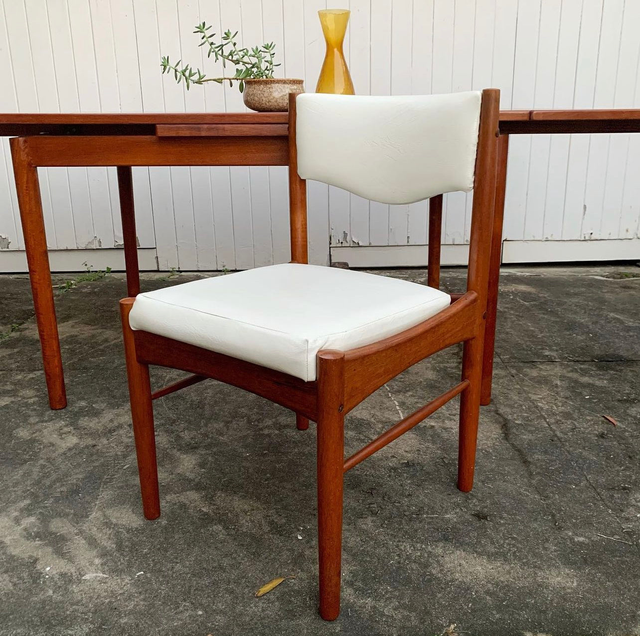 Mid Century Modern Parker Dining Setting, 6 White Vinyl Chairs & Original Matching Table