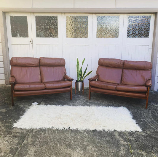 Mid Century Pair of Tessa T21, 2 Seater Couches in Genuine Leather, Designed by Fred Lowen, 60s Era